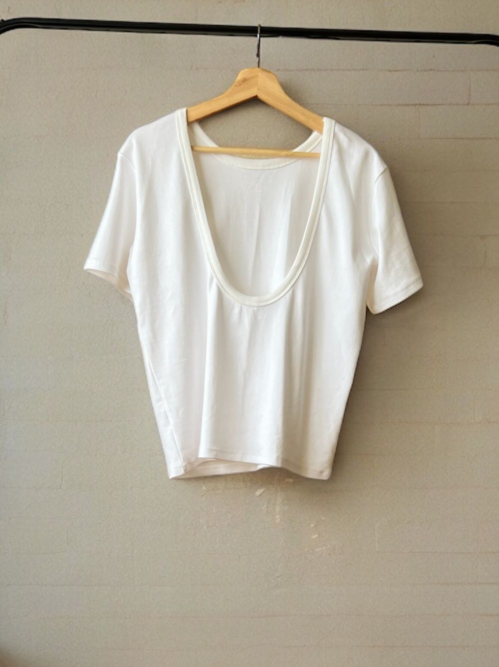 Back scoop neckline トップス