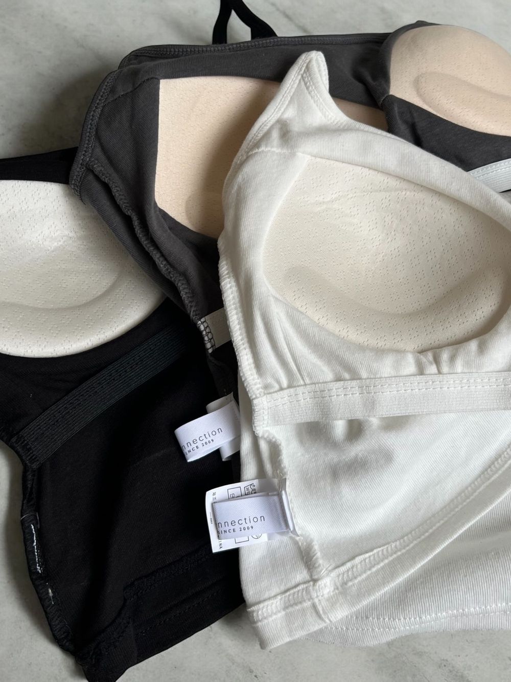 Back cross strap パッド付きキャミソール