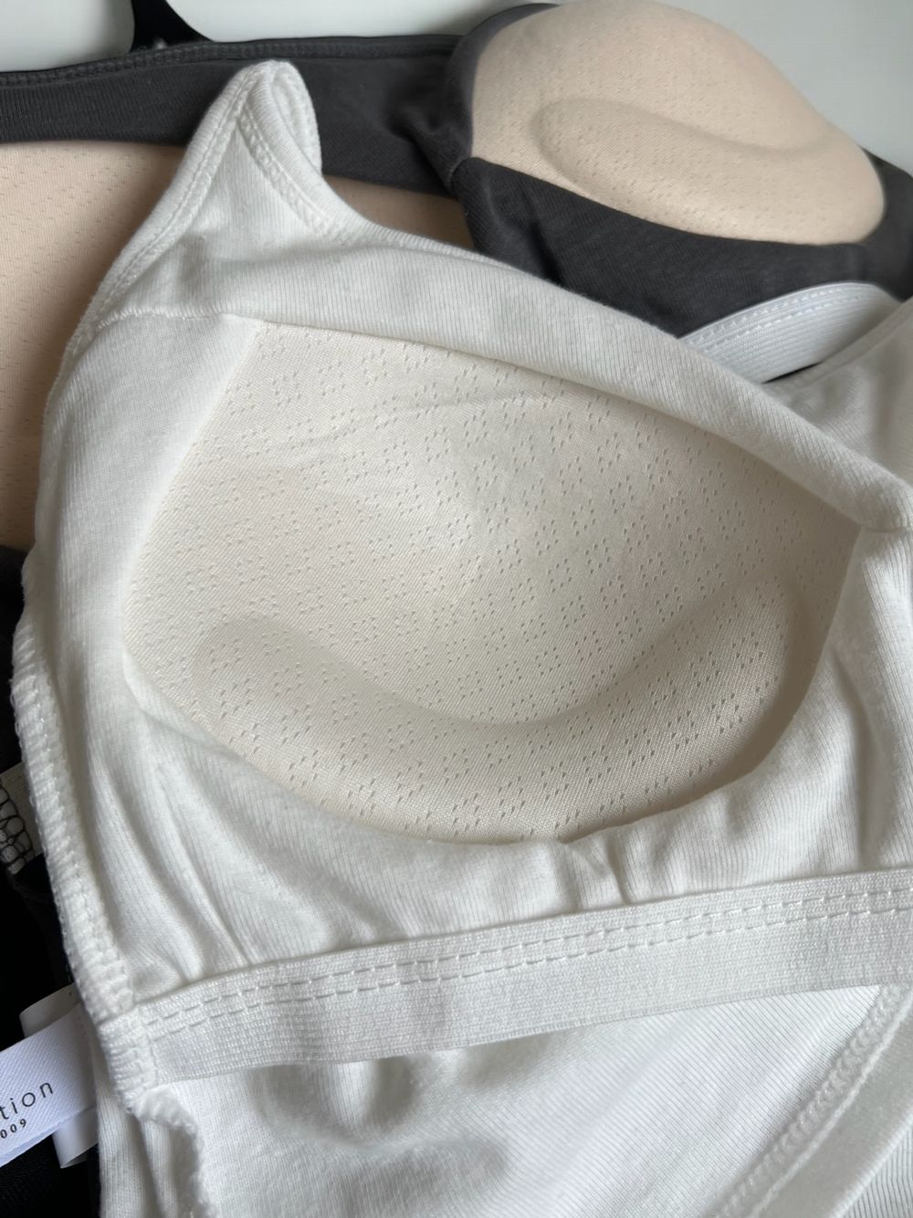 Back cross strap パッド付きキャミソール