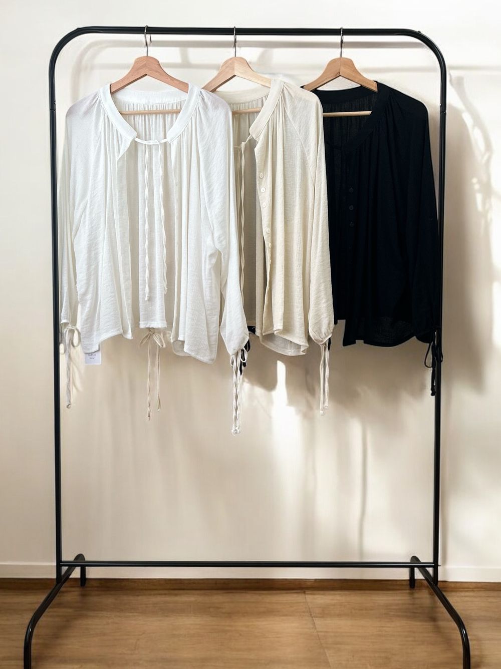 Sheer pleats ボウタイブラウス