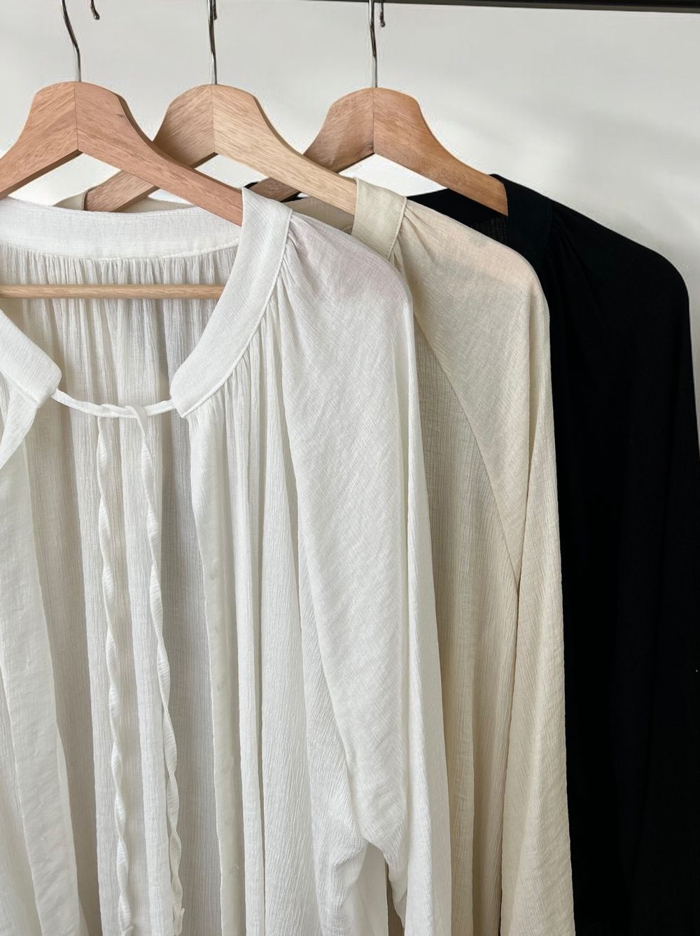 Sheer pleats ボウタイブラウス