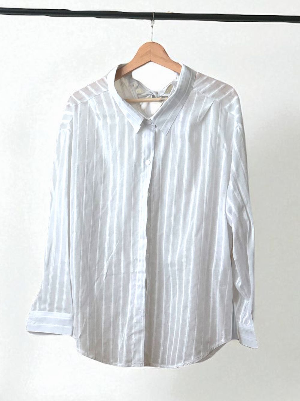 Back open ribbon シャイニーストライプシャツ