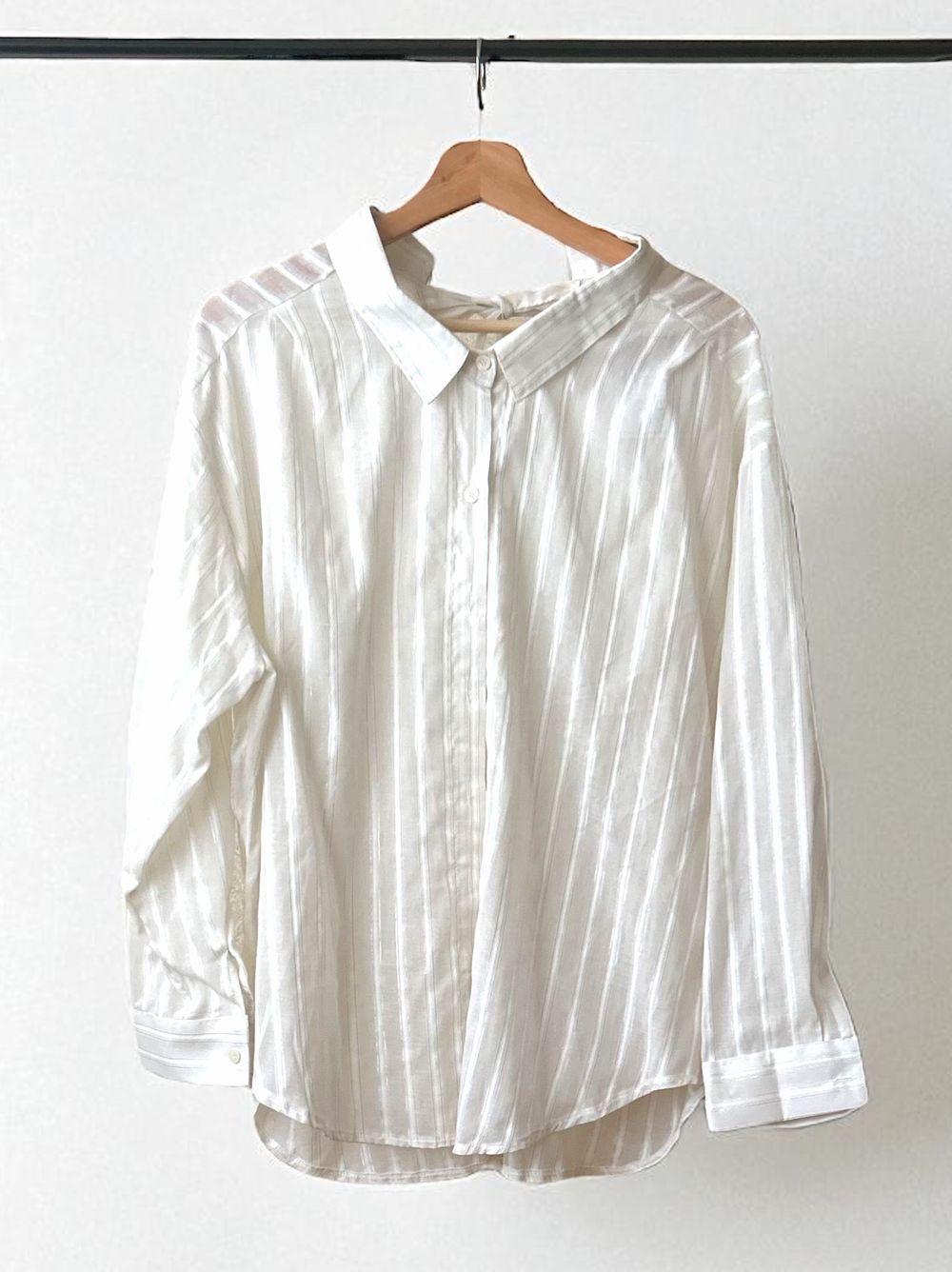 Back open ribbon シャイニーストライプシャツ