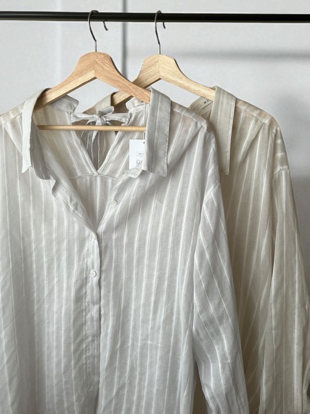 Back open ribbon シャイニーストライプシャツ
