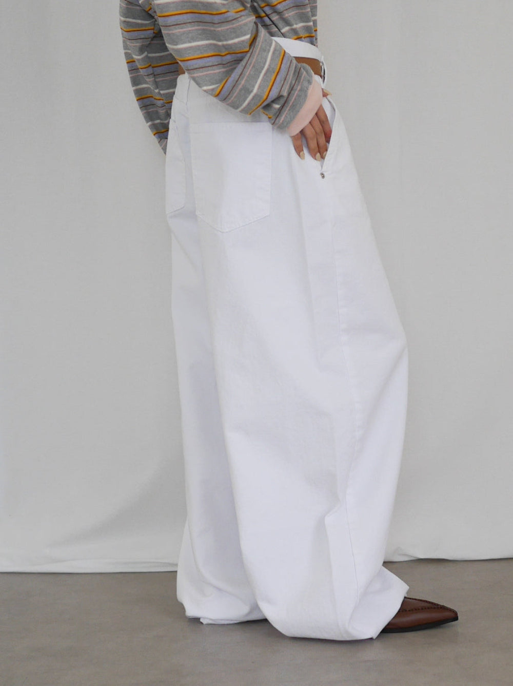 Natural curve barrel leg パンツ