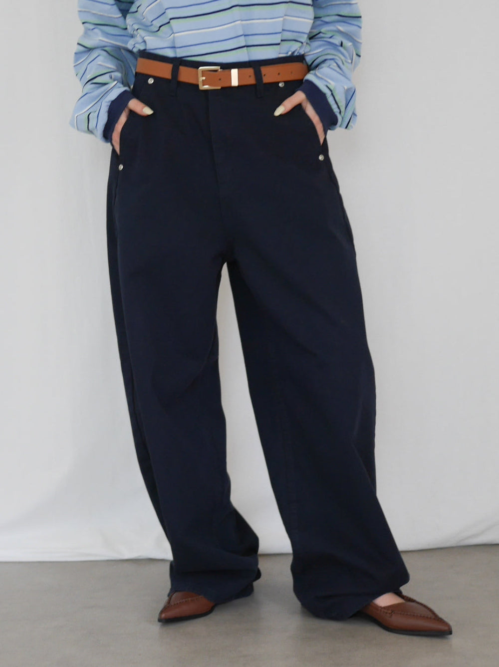 Natural curve barrel leg パンツ