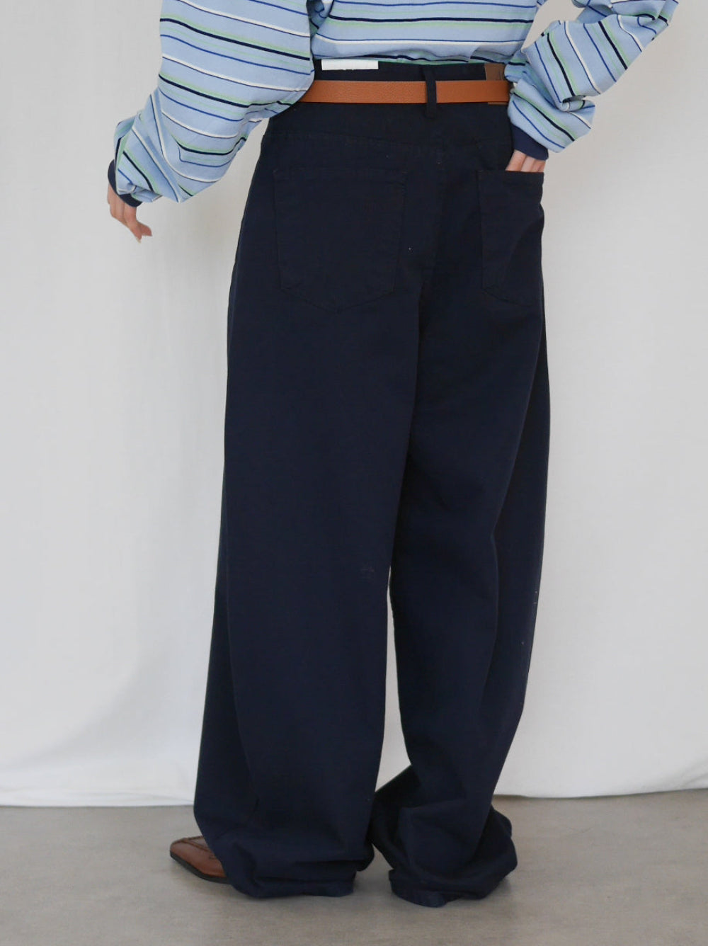 Natural curve barrel leg パンツ