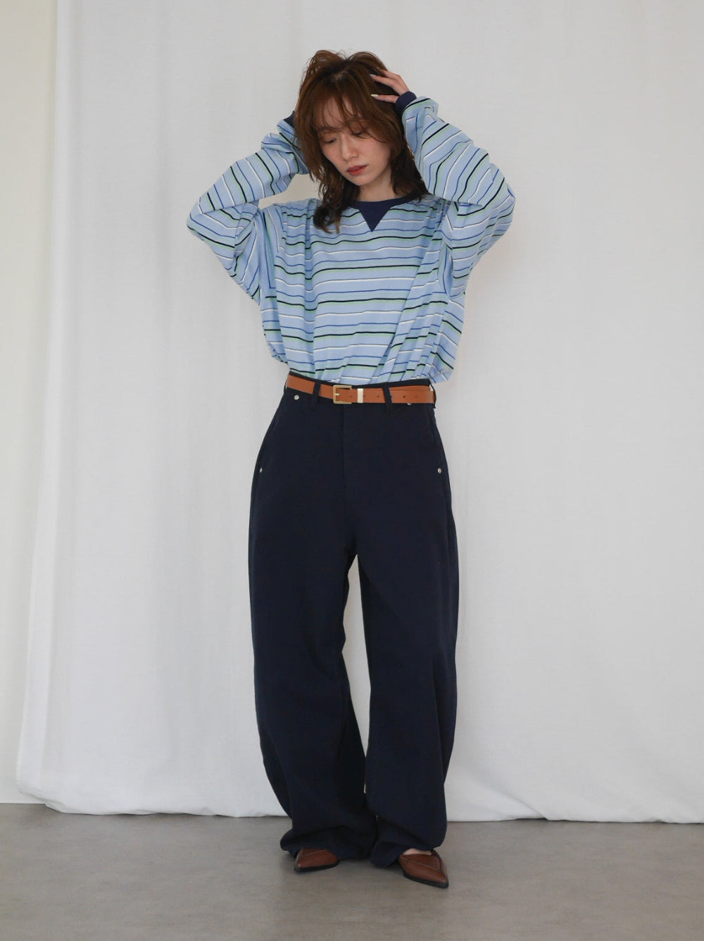 Natural curve barrel leg パンツ