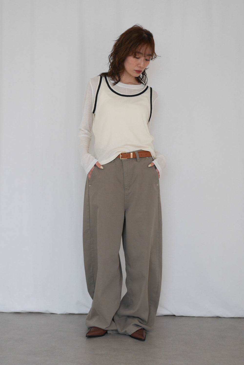 Natural curve barrel leg パンツ