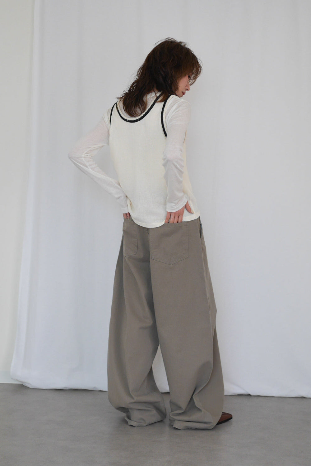 Natural curve barrel leg パンツ