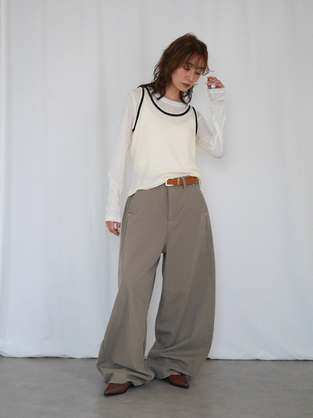 Natural curve barrel leg パンツ