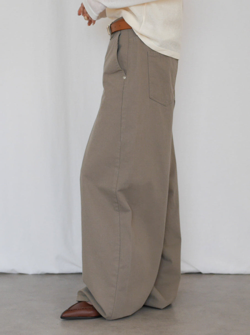 Natural curve barrel leg パンツ