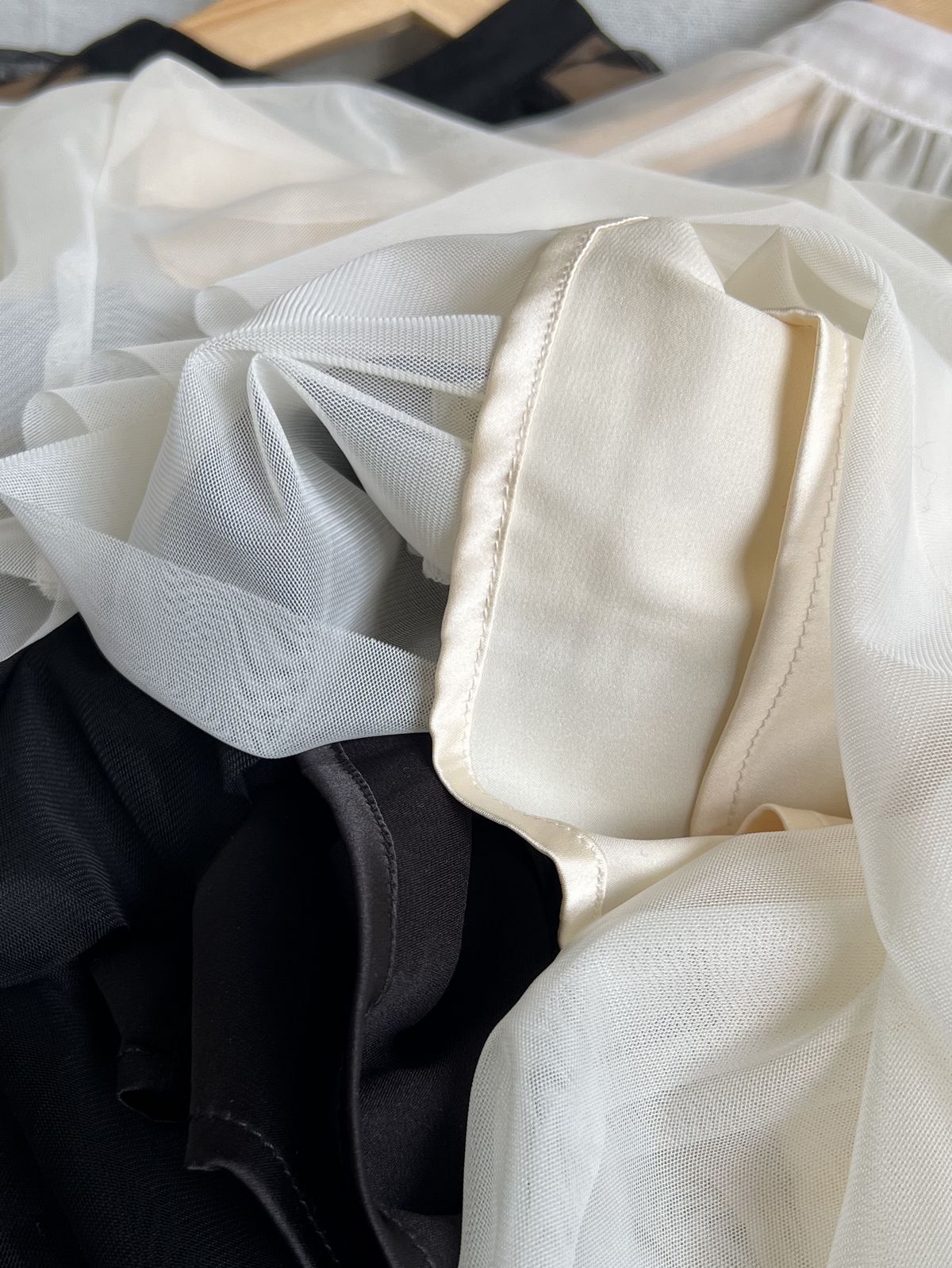 Balloon sleeve エアリーシフォントップス