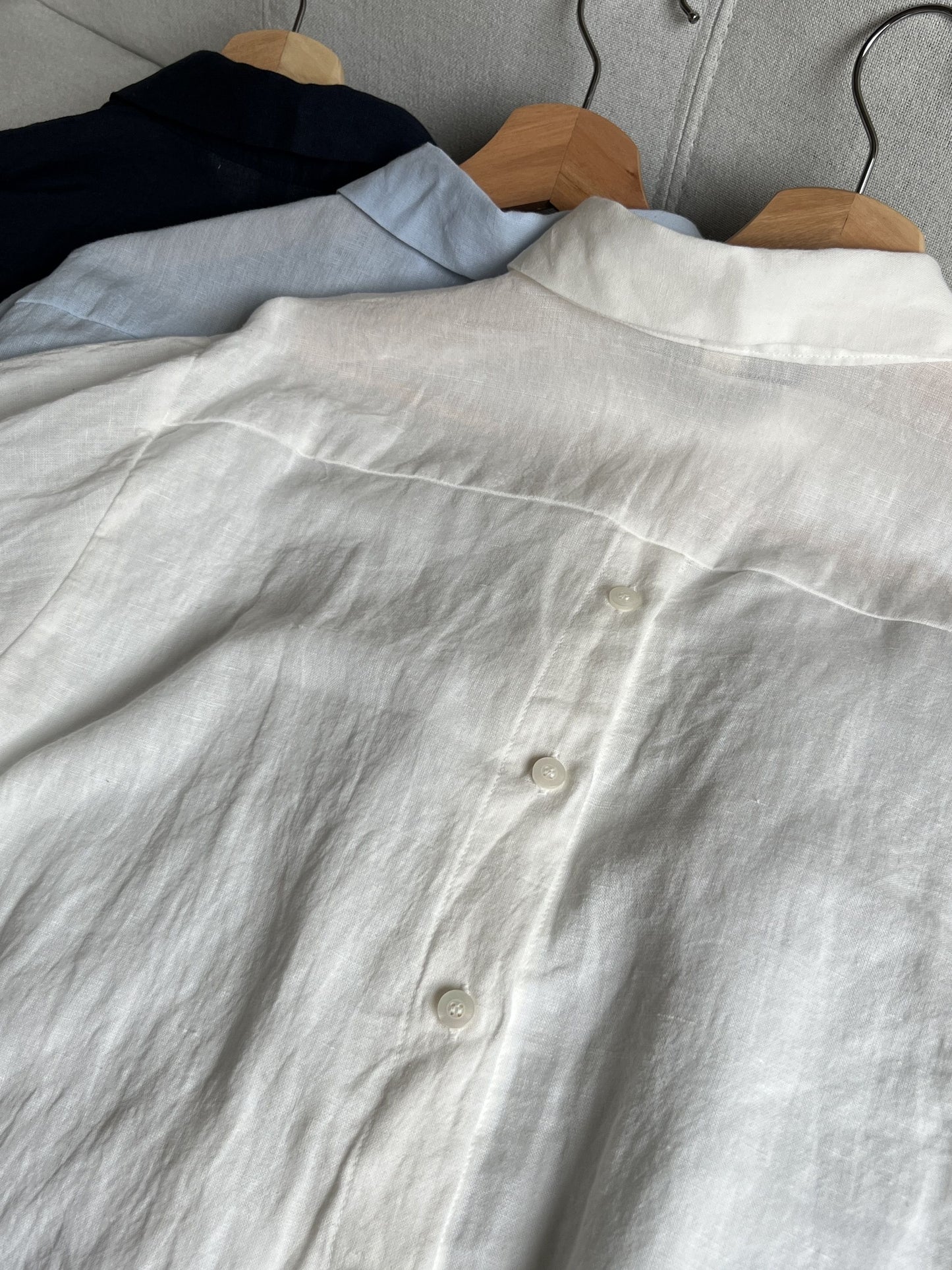 Back open button リネンシャツ