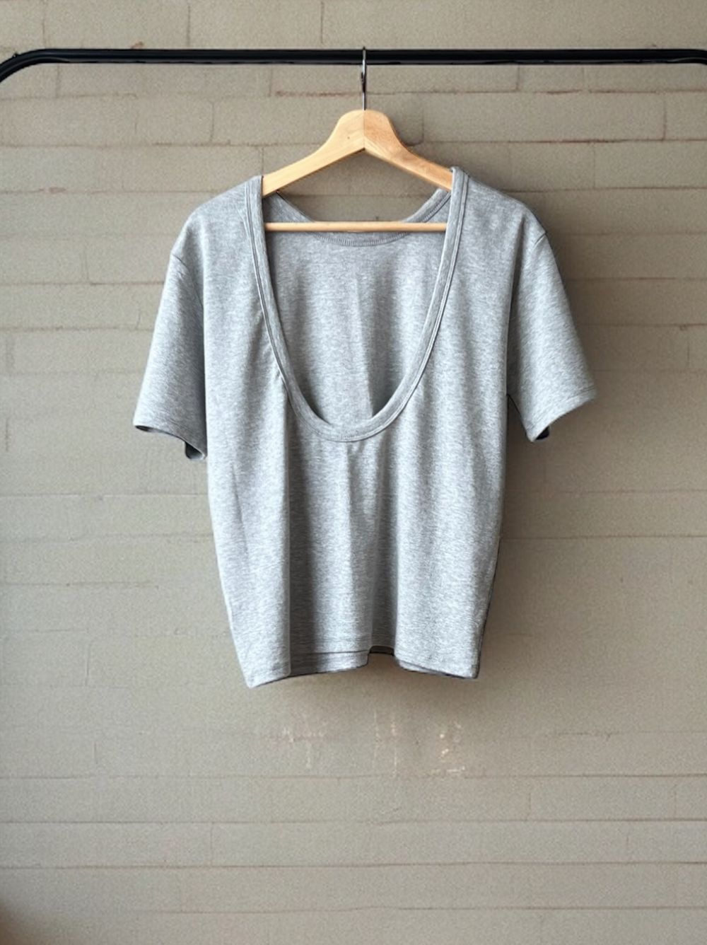 Back scoop neckline トップス