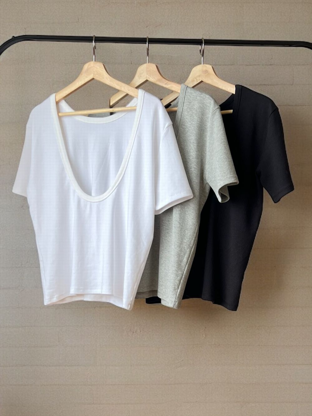 Back scoop neckline トップス