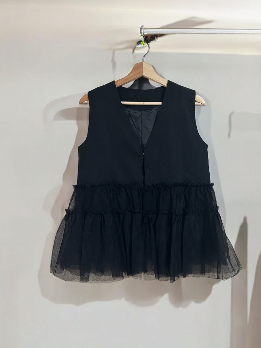 Chiffon frill Vネックペプラムベスト