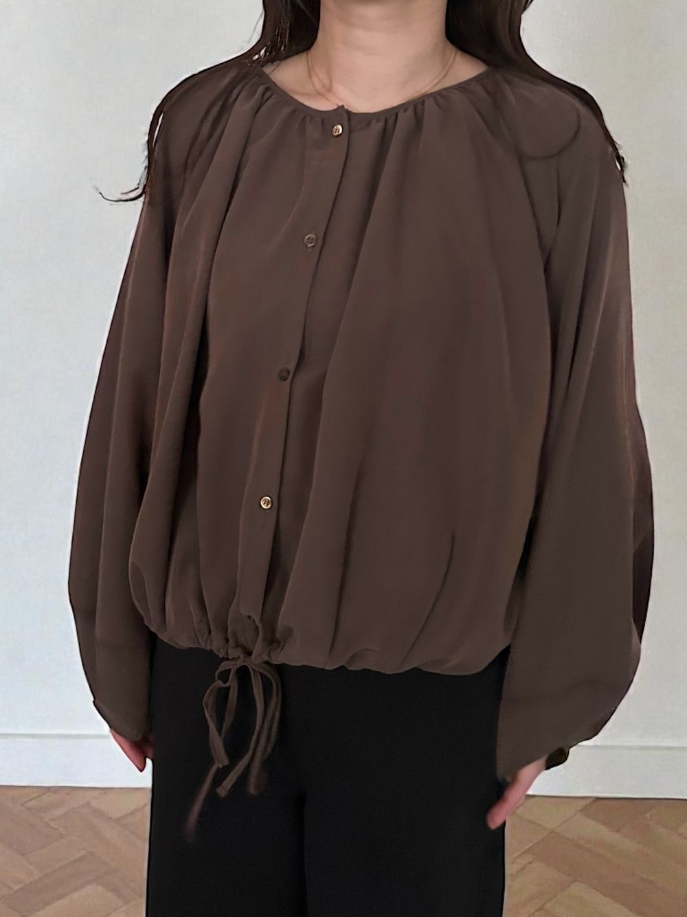 Suede like ギャザーラウンドネックブラウス