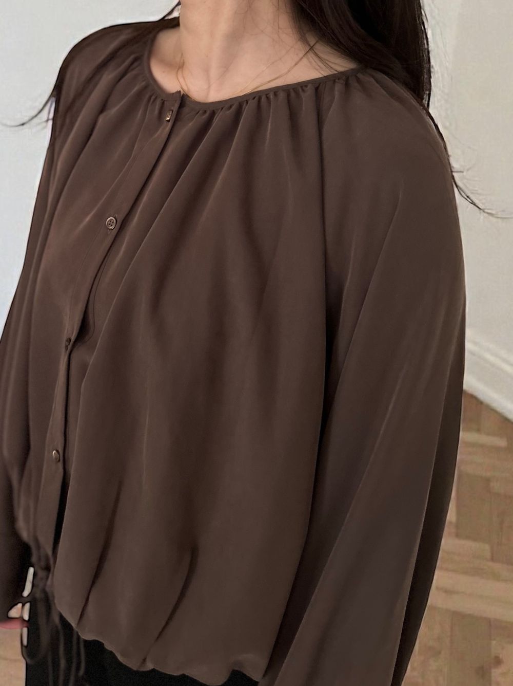 Suede like ギャザーラウンドネックブラウス