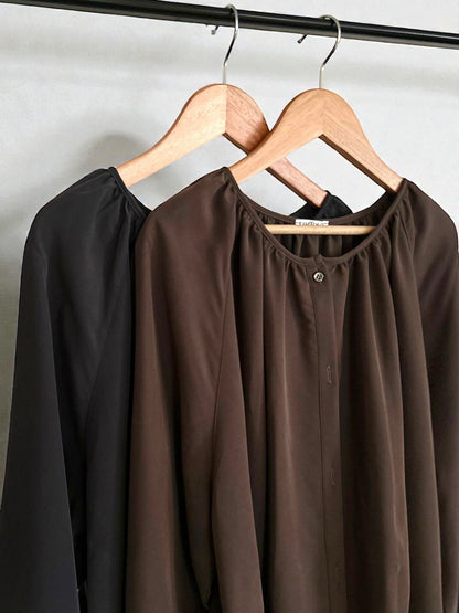 Suede like ギャザーラウンドネックブラウス