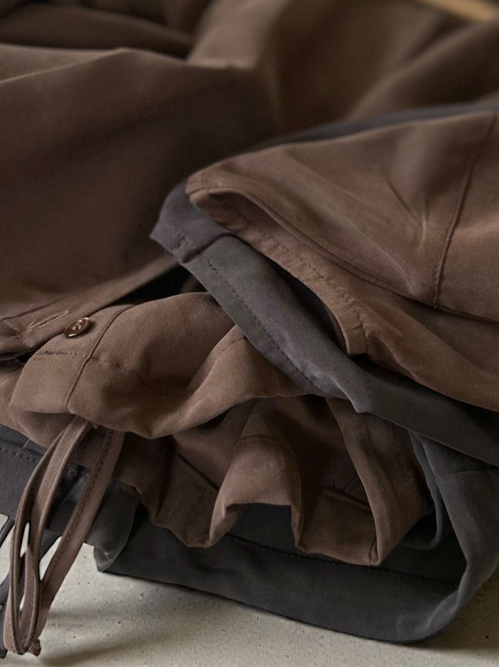 Suede like ギャザーラウンドネックブラウス