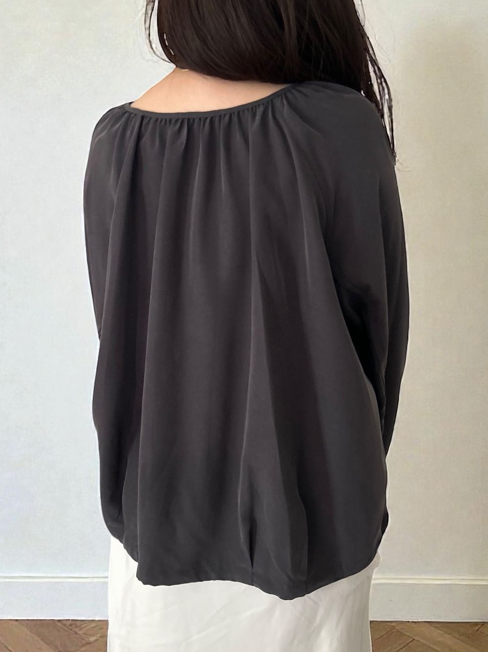 Suede like ギャザーラウンドネックブラウス
