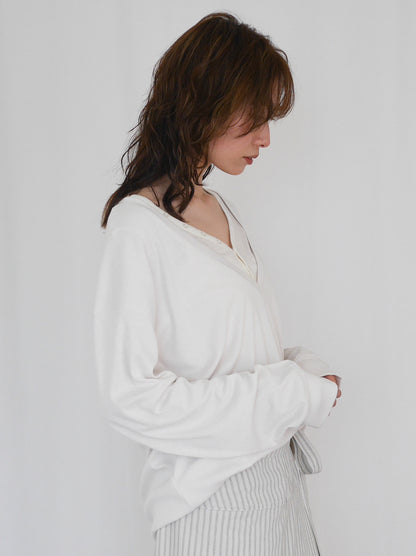 Deep V-neck プルオーバーニット