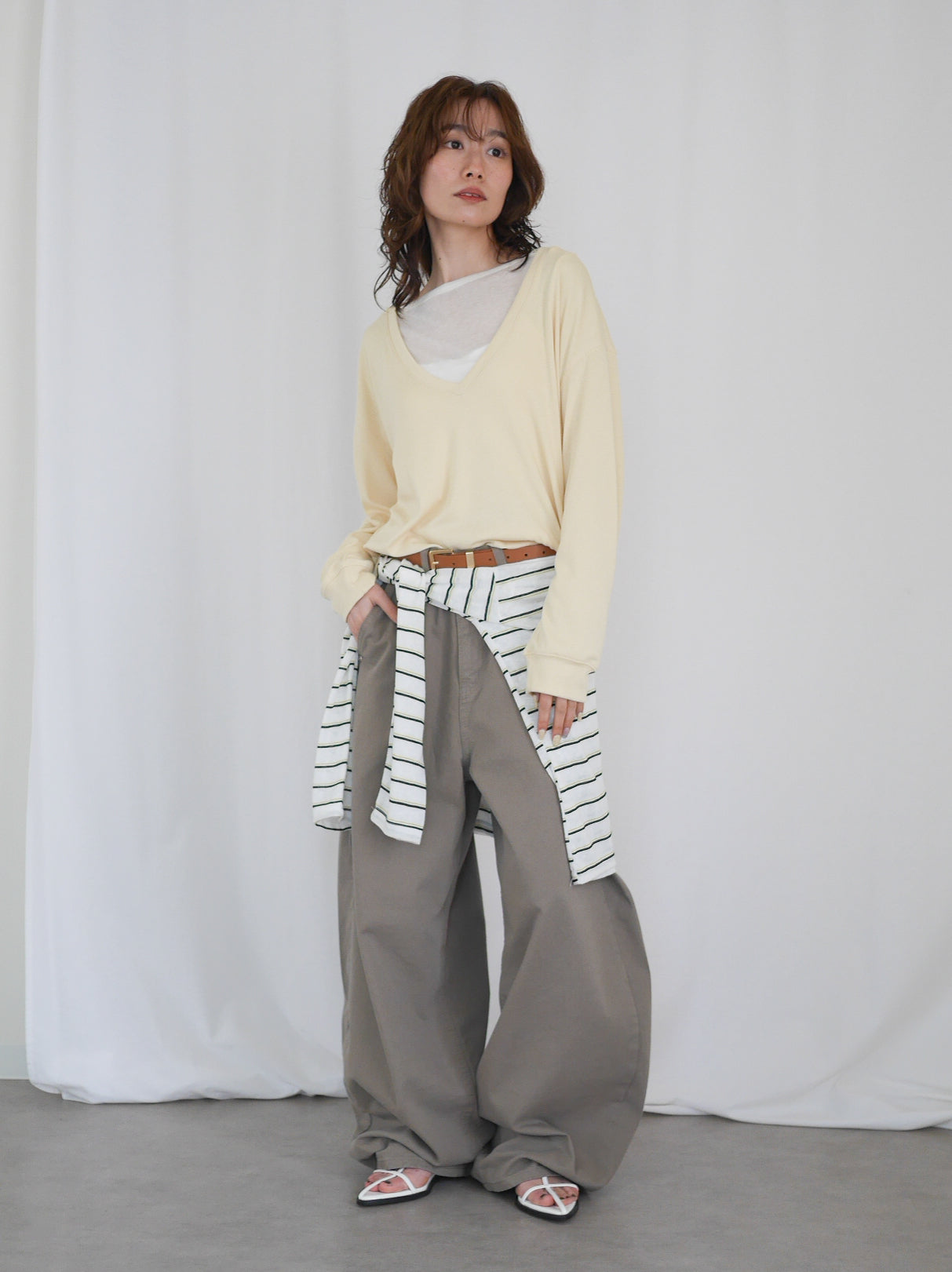 Deep V-neck プルオーバーニット