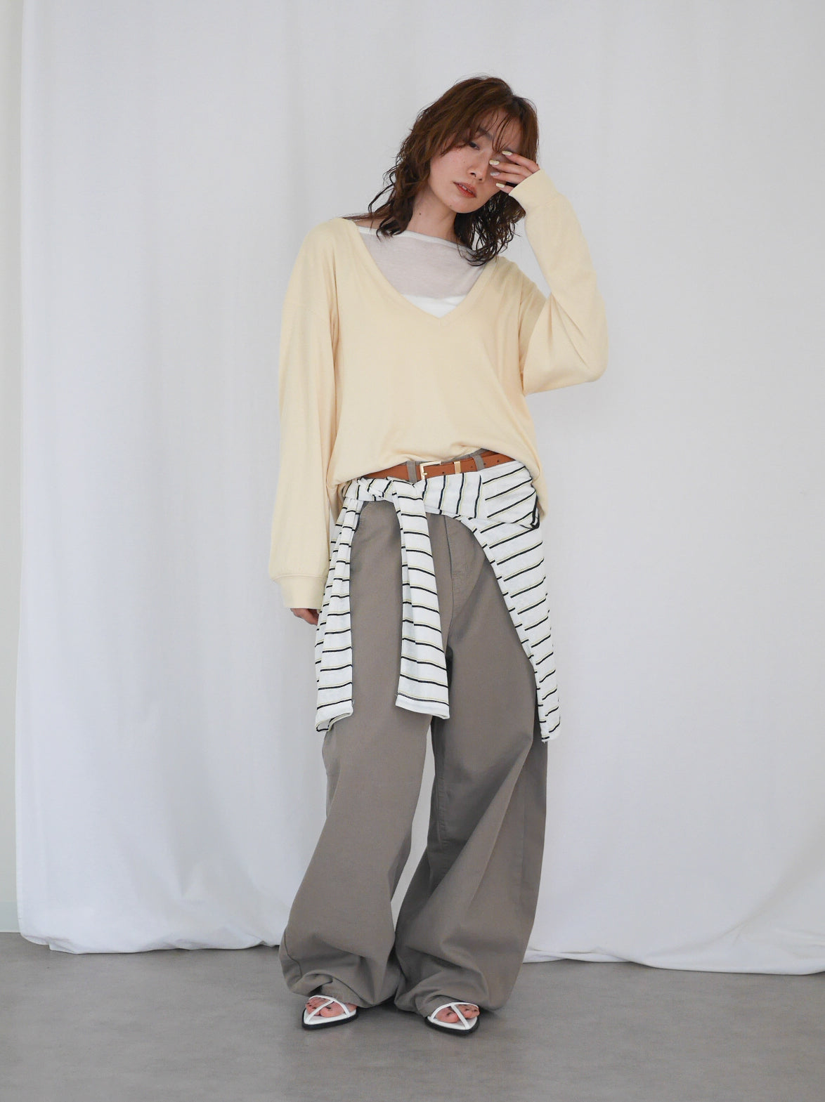 Deep V-neck プルオーバーニット