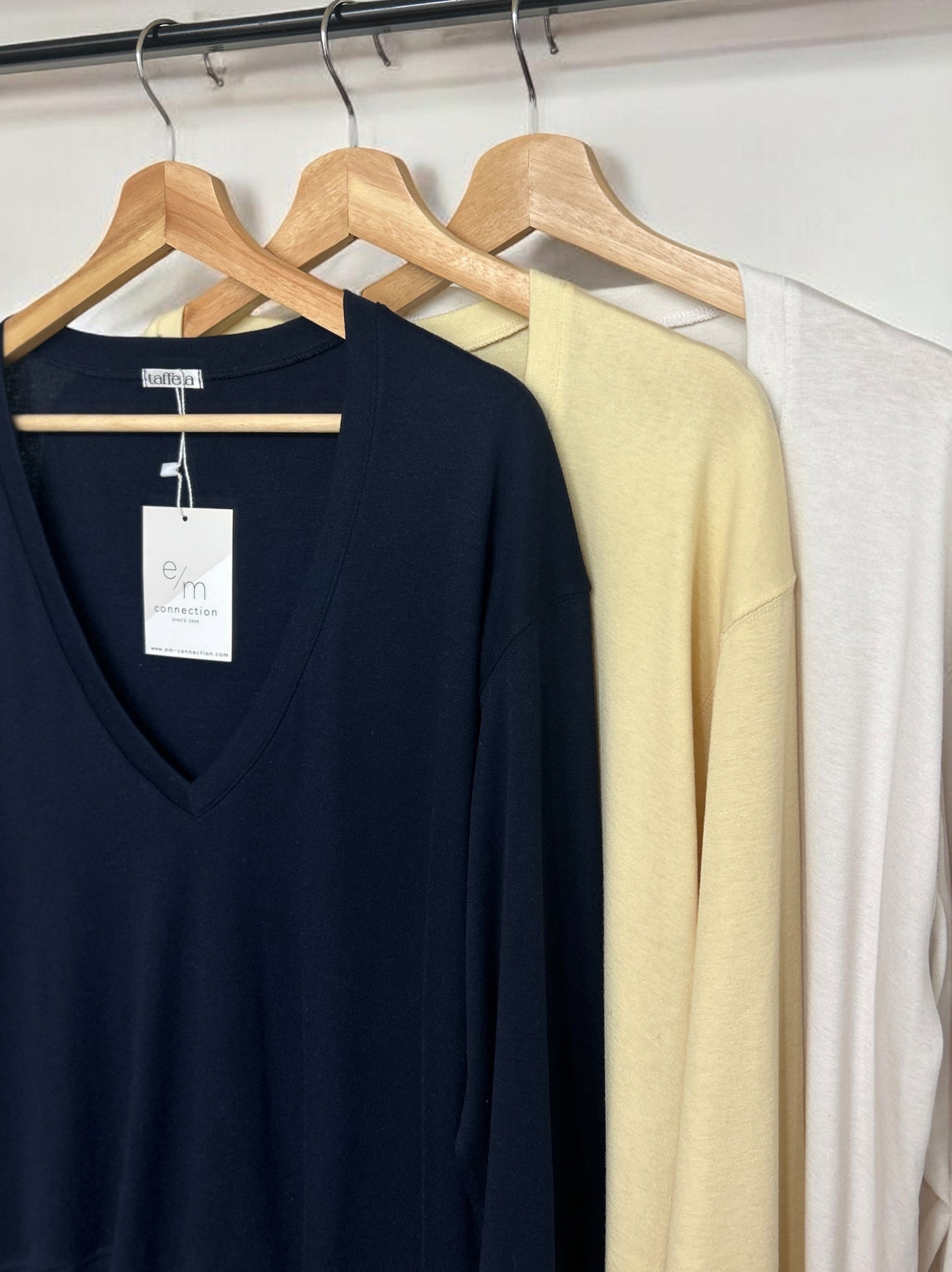 Deep V-neck プルオーバーニット