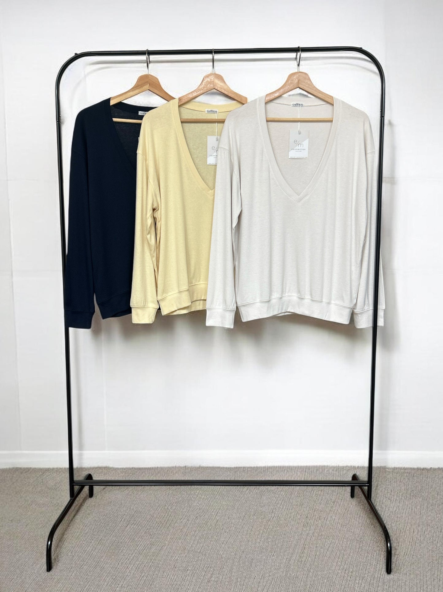 Deep V-neck プルオーバーニット