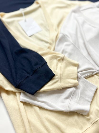 Deep V-neck プルオーバーニット