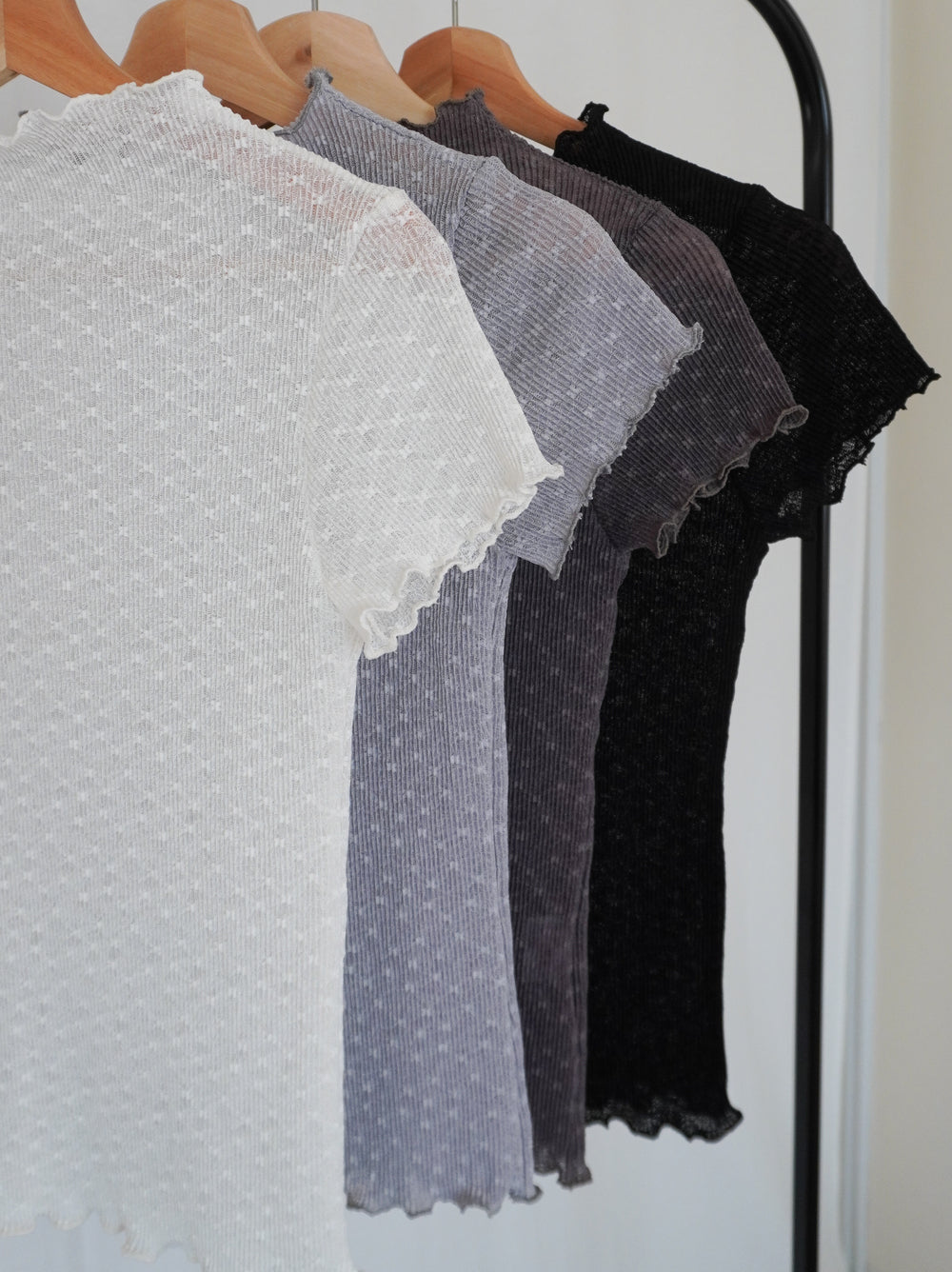 Puff textured sheer メロウハイネックトップス