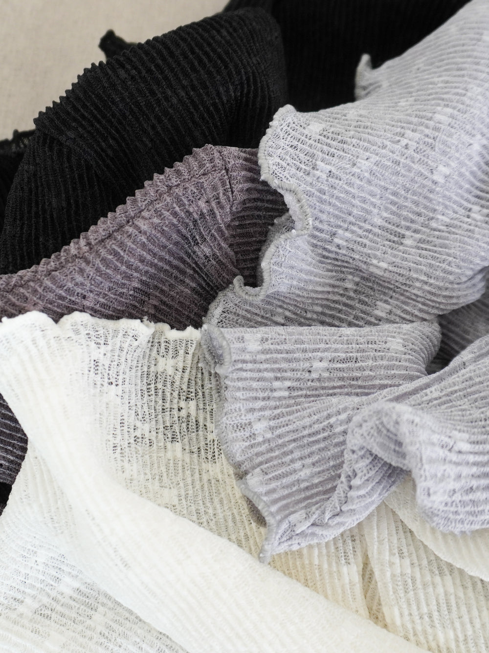 Puff textured sheer メロウハイネックトップス