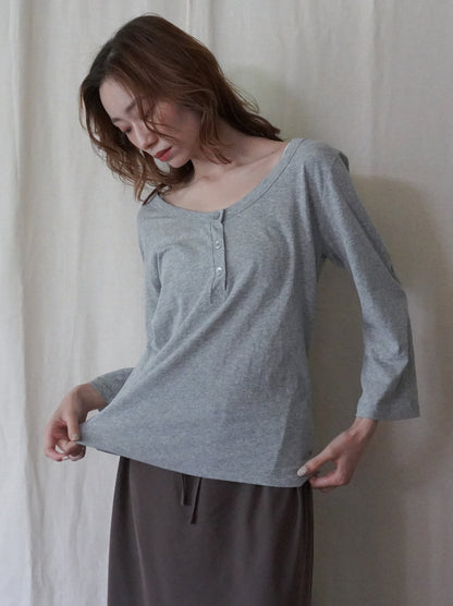 Soft scoop ヘンリーネックカットソー